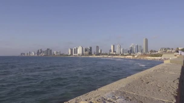 Pan a una turista fotografiando Tel Aviv — Vídeos de Stock