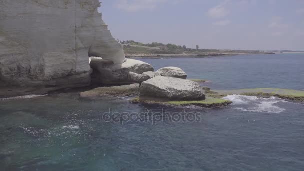 Вид на побережье из гротов Рош ха-Никра — стоковое видео