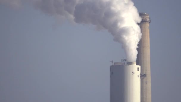 Pila de humo de una planta de energía masiva — Vídeo de stock