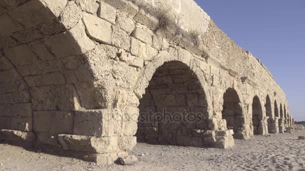 Caesarea sahil boyunca su kemeri Harabeleri — Stok video