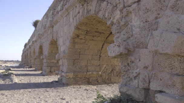 Caesarea sahil yakınında su kemeri Arkeolojik Sit — Stok video