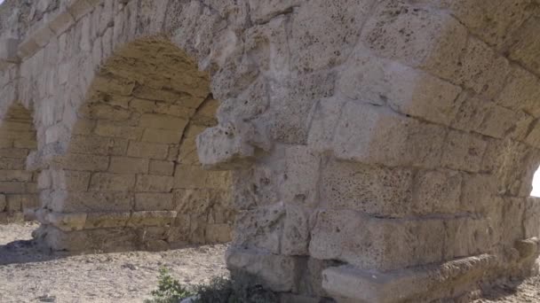 Pan de acueducto cerca de la costa de Cesarea — Vídeo de stock