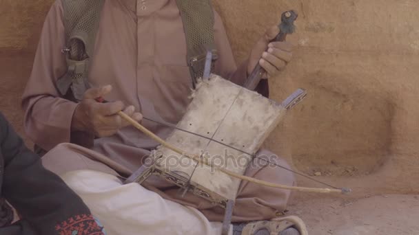 Hombre jugando la Rababa en el sendero del cañón en Petra — Vídeo de stock
