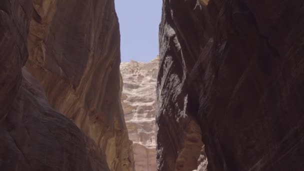 Panorera ner till statskassan från canyon mynningen av Petra — Stockvideo