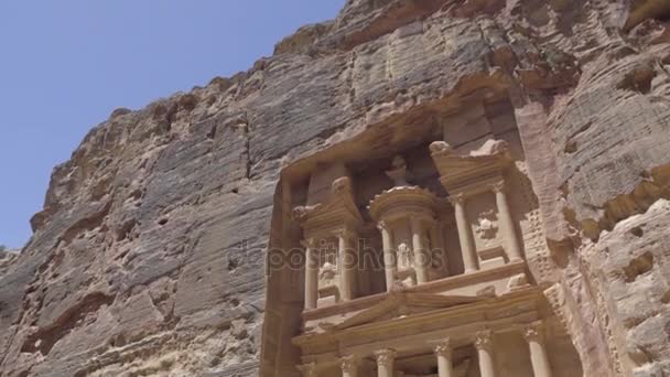 Turistas caminham em frente ao Tesouro em Petra — Vídeo de Stock