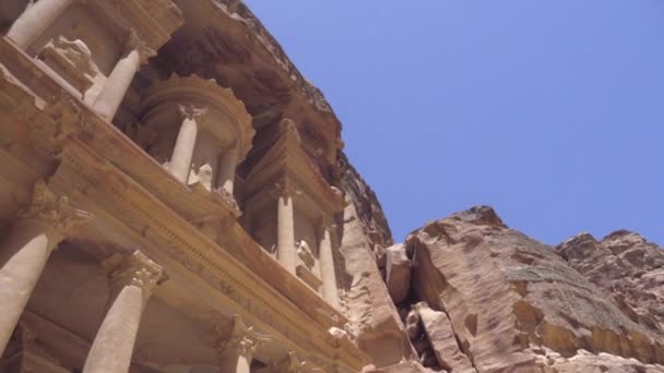 Revelación de la parte superior de la fachada del Tesoro en Petra — Vídeos de Stock