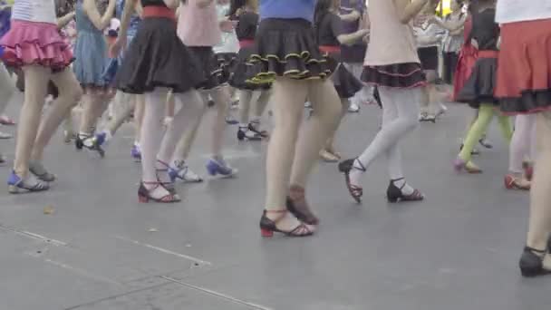 Crianças chinesas dançando na aula do parque — Vídeo de Stock