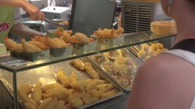 Batılı kadının kızarmış karides satın sokak gıda