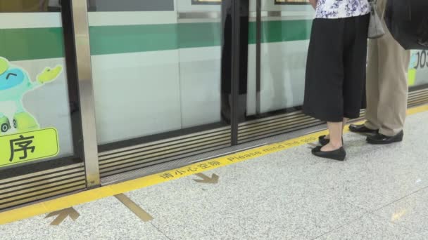 Los viajeros suben a un tren chino — Vídeo de stock