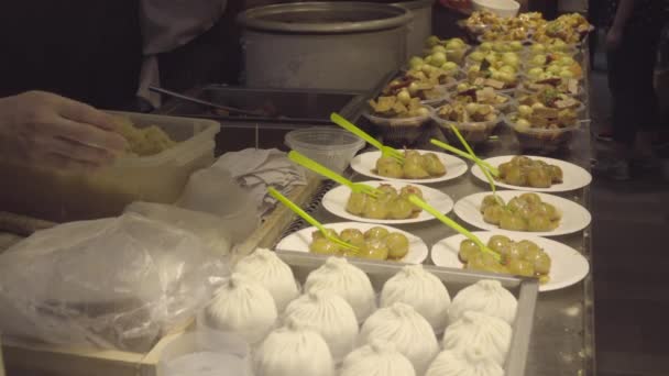 Mujer compra típico chino sopa dumpling — Vídeos de Stock