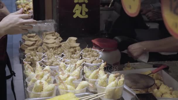 Люди покупают жареную уличную еду — стоковое видео