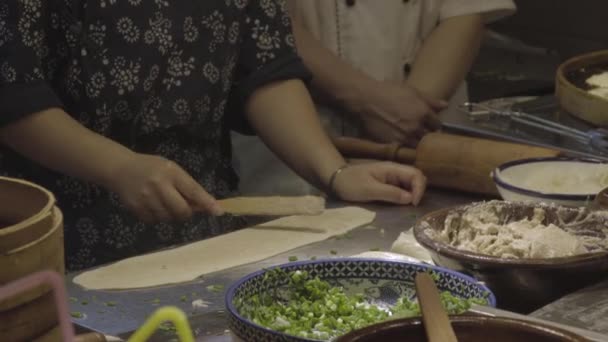 Chinese vrouw bereidt dumplings te koop — Stockvideo