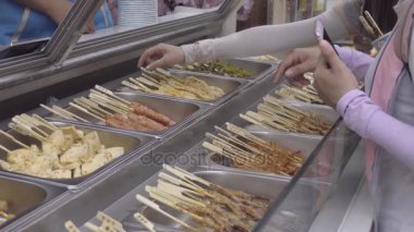 Lokanta bir sopa üzerinde getting genç Çinli kızlar