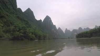 Bakış açısı tekne yolculuğu Guilin Ylong nehre kadar