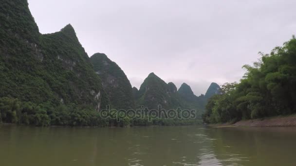 Vue à la première personne d'une promenade en bateau à Guilin — Video