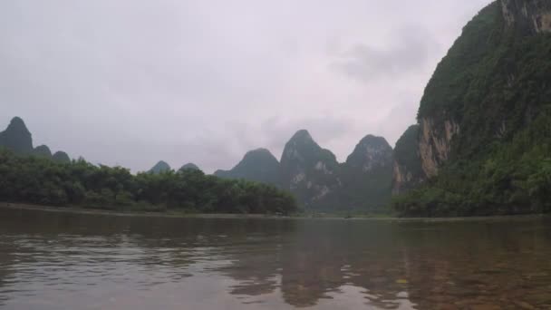 Lugnt vatten av floden Ylong — Stockvideo