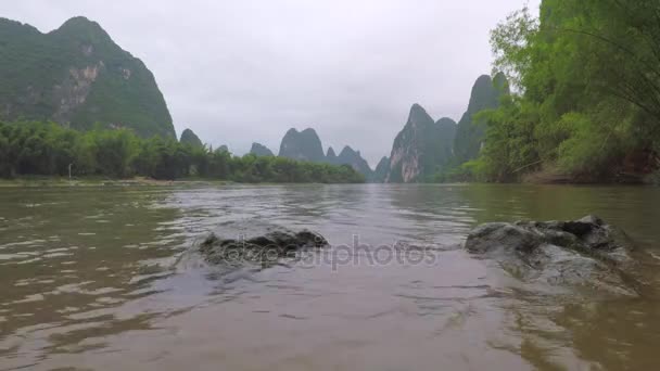 Vista al nivel del agua del río Ylong — Vídeos de Stock
