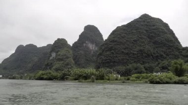 Guilin Ylong Nehri boyunca dağlar