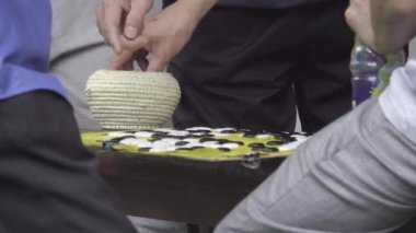 Çinliler tarafından oynanan Majong oyun