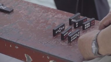 Çinli erkekler tarafından oynanan Domino oyun