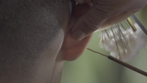 Nettoyage des oreilles dans un café Chengdu — Video