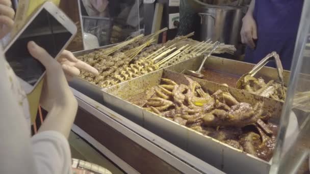 중국 길거리 음식에서 가리키는 쇼핑객 — 비디오