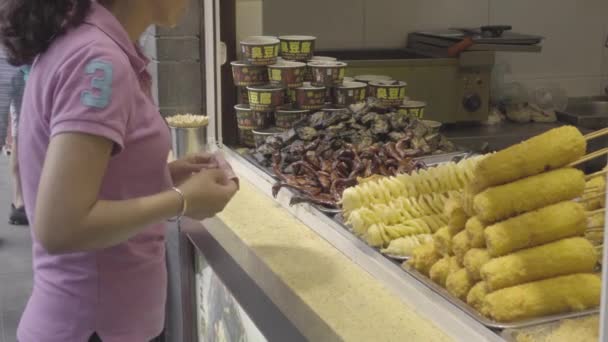 Китайська жінка, що покупки для вуличної їжі — стокове відео