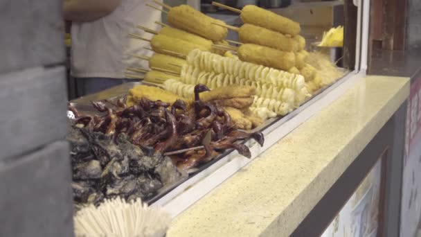 Ganze Wachteln zum Verkauf Streetfood — Stockvideo