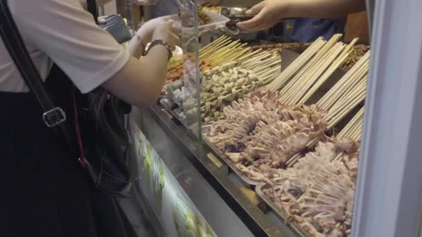 Chineses comprando frutos do mar churrasco — Vídeo de Stock