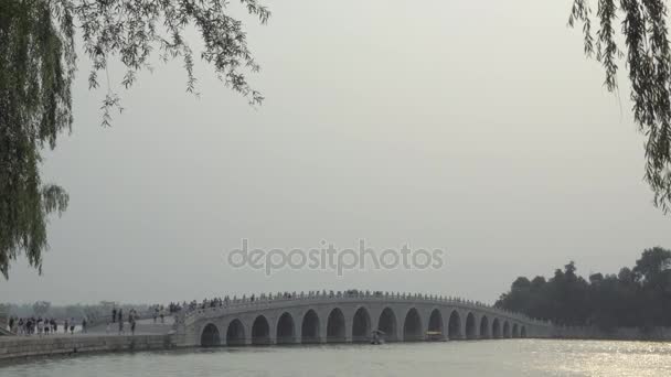 Side view of the Seventeen Hole bridge Summer Palace — Stock Video