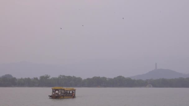 Boot zeilen over de zomer paleis Kunming Lake — Stockvideo