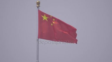 Tiananmen Meydanı'nda bir bayrağı çerçeveli Merkezi Görünümü