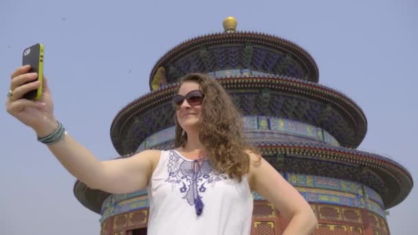 Gafas de sol mujer usando toma selfie en el Templo del Cielo — Vídeos de Stock