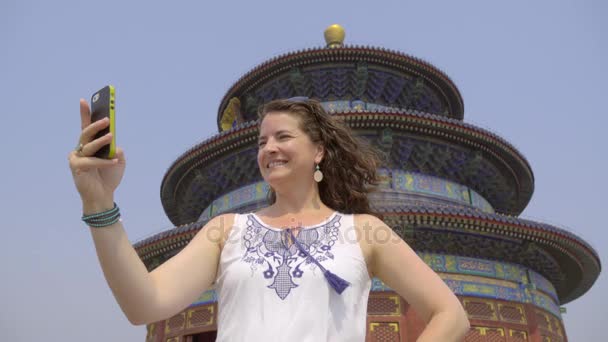 Kadın turist bir selfie cennet Tapınağı alır. — Stok video