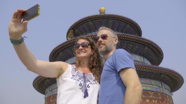 Солнечные очки носить туристы делают селфи в Храме Небес — стоковое видео