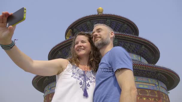 Couple of tourists take a selfie at the Temple of Heaven — Stock Video