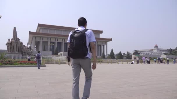 Tiananmen Square visitor to monument of heros — Stock Video