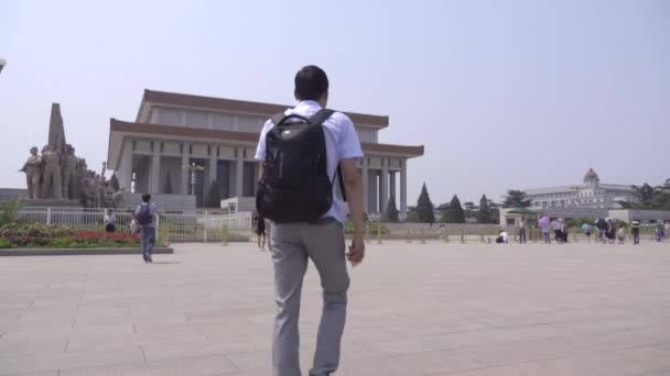 Tiananmen Square visitatore a monumento di eroi — Video Stock