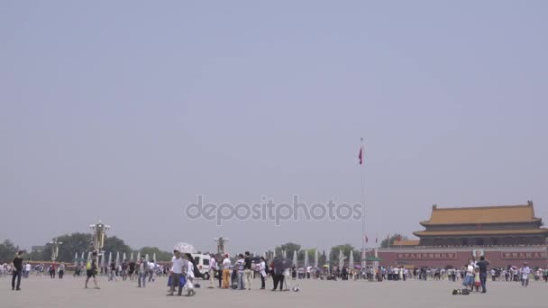 Basse toilettes encadrées à travers la place Tiananmen — Video