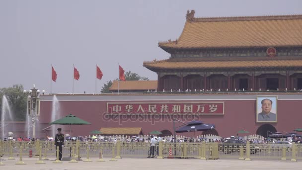 Tiananmen Meydanı'nda bekçi istasyonu yakınında Mao resim — Stok video
