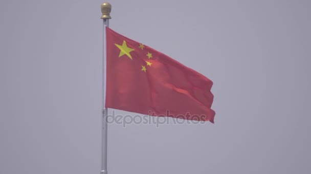 Centro enmarcado vista de una bandera en la Plaza de Tiananmen — Vídeo de stock