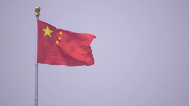 Tiananmen Meydanı'nda Çin bayrağı sol çerçeveli — Stok video