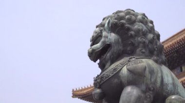 Yasak Şehir yakınındaki etkileyici aslan heykel