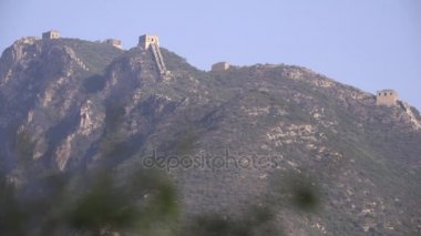 Büyük duvar bir dağ sırtı oturur