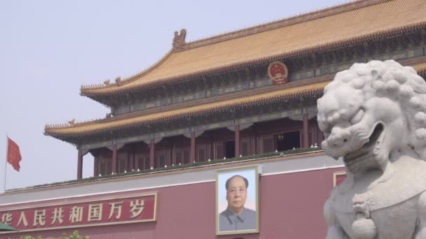 Foto van voorzitter Mao in de buurt van de verboden stad — Stockvideo