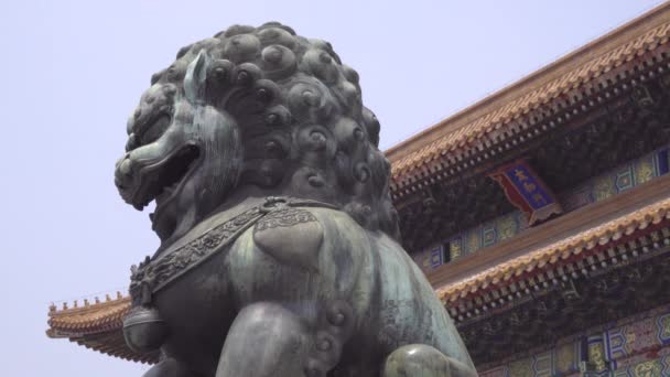 Yasak Şehir yakınındaki yükselen aslan heykel — Stok video