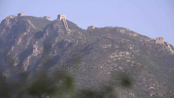 La Gran Muralla se asienta a lo largo de una cordillera — Vídeo de stock