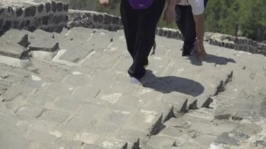 Great Wall tırmanmak için mücadele turist