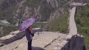 Kadın turist döner ve Great Wall yürüyor