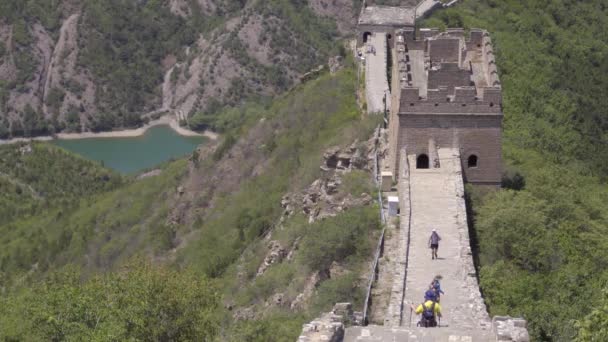 Touristen in der Nähe eines restaurierten Abschnitts der großen Mauer — Stockvideo